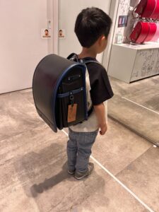 ランドセルを背負っている少年