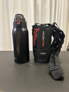 サーモス1Lの水筒。専用カバーからボトルを取り出した状態