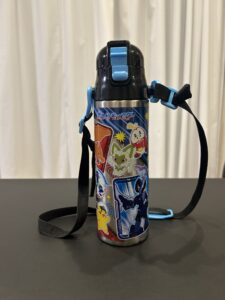 肩ベルトを付けた、ポケモン柄のスケーター580ml水筒
