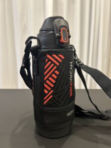 サーモス1Lの水筒。専用カバーに入れた状態